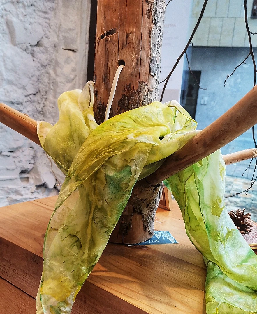 Pañuelo de seda 100% pintado a mano – Tonos verdes acuarela (70 × 70 cm)